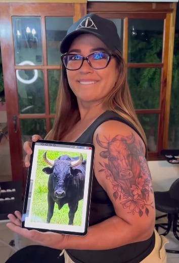 Maureen Salguero, presentadora y el toro "El Salguero".