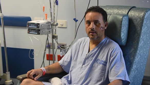 El biólogo marino Mauricio Hoyos se recupera tras el incidente con un tiburón en la Isla del Coco.