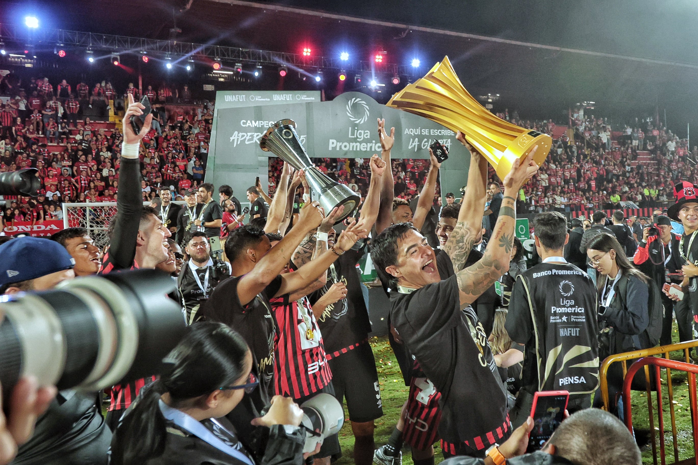 20/12/2025/ partido de ida entre Liga Deportiva Alajuelense vs Saprissa por el partido de vuelta de la final del Torneo apertura de la Liga Promerica 2025 en el estadio Alejandro Morera Soto / foto John Durán