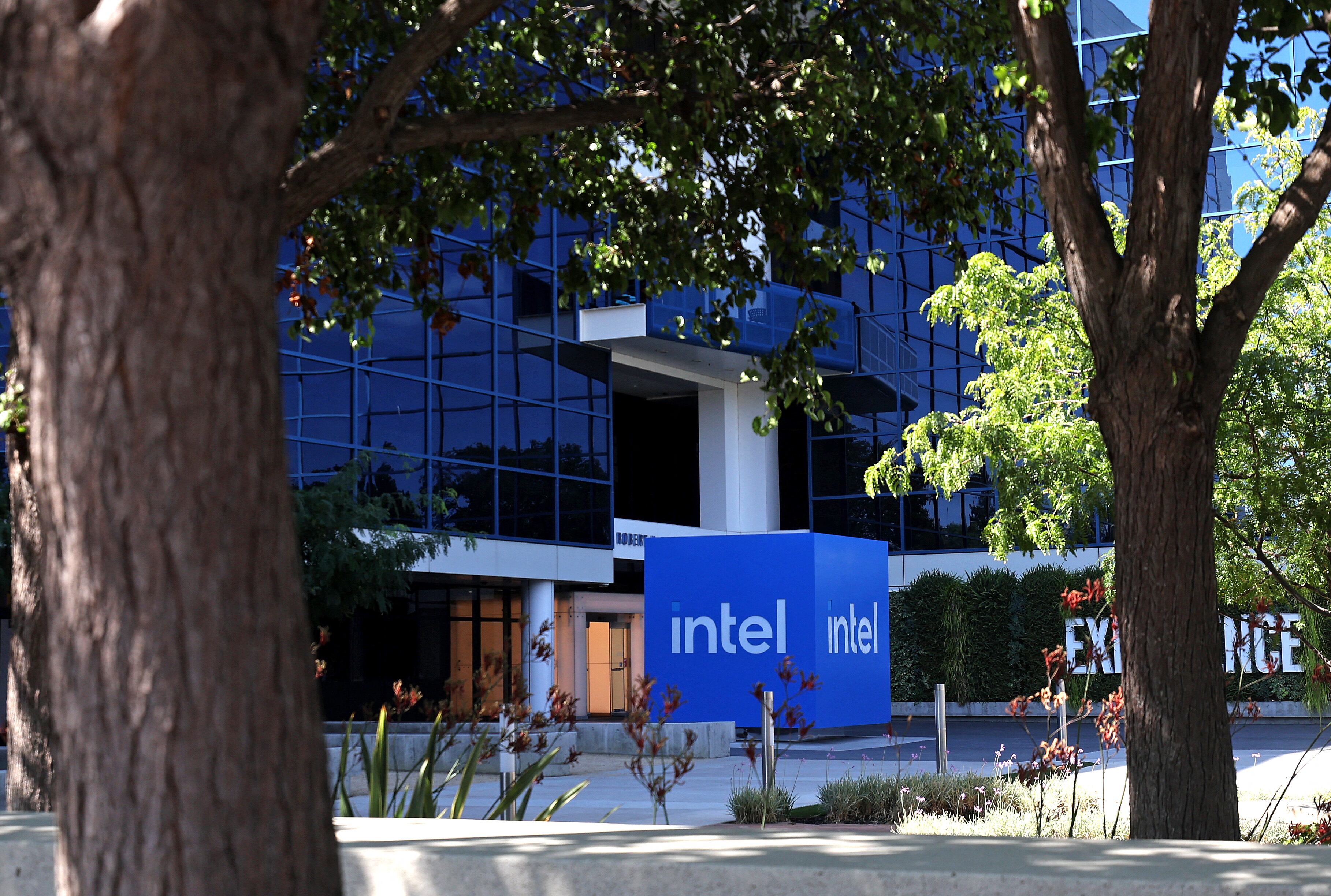 Vista de la sede de Intel en Estados Unidos, rodeada de árboles, con un letrero azul destacado que muestra el logo de la empresa.