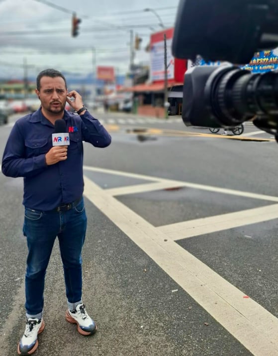 Fabián Meza, periodista de Noticias Repretel, logró obtener las evidencias de que el actor español Gorka Otxoa estuvo comiendo pollo en Cartago.
