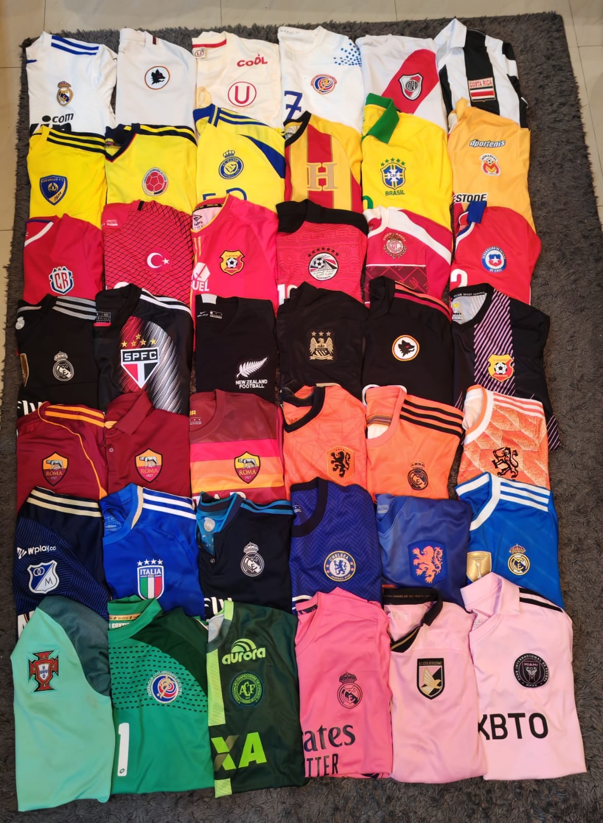 José Aguilar es coleccionista de camisas y tiene actualmente unas 130 prendas.