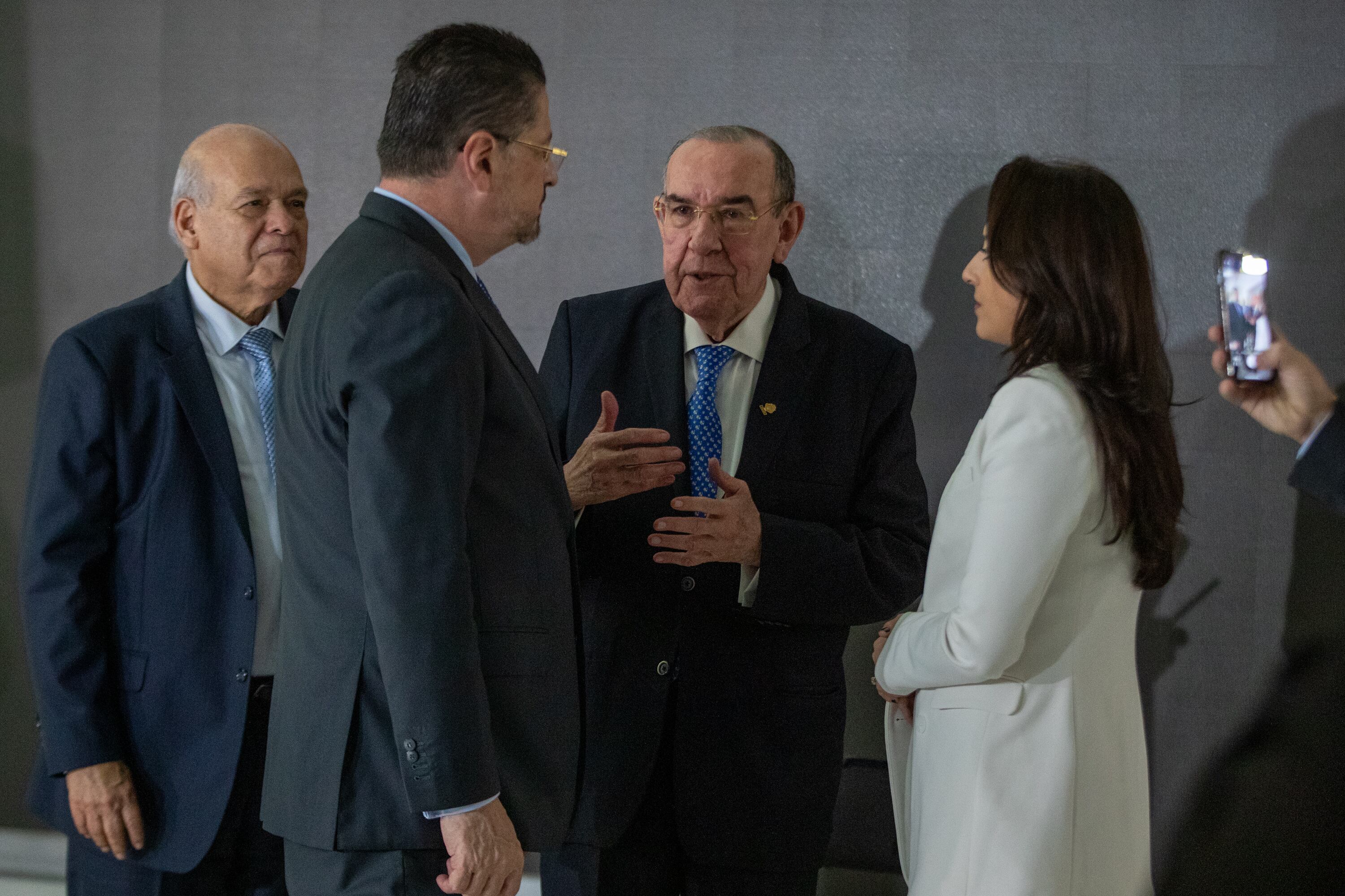 30/11/2023, San Jose, Corte Suprema de Justicia, reunión de los tres poderes de la República, el presidente de la República Rodrigo Chávez, el presidente de la asamblea legislativa Rodrigo Arias, el presidente de la Corte Suprema de Justicia Orlando Aguirre, la ministra de presidencia Natalia Díaz y la diputada Gloria Navas.