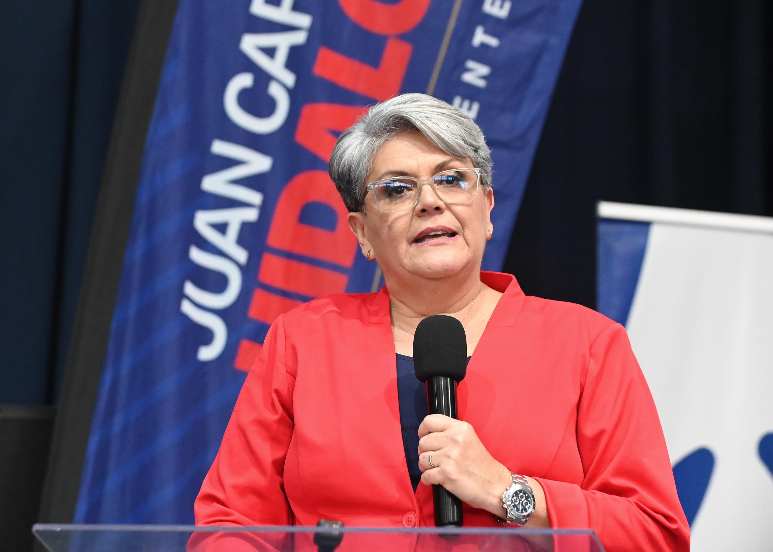 21 de setiembre del 2025. Colegio Monterrey, San Pedro, San José. 08:00 hrs. El Partido Unidad Social Cristiana realizó una asamblea en la cual fueron oficializados los candidatos a la primera y segunda vicepresidencia Yolanda Fernández Ochoa y Steven Alberto Barrantes Núñez . La fórmula presidencial del PUSC la encabeza el candidato a la presidencia Juan Carlos Hidalgo. En la foto: Alejandro Pacheco emite su voto. Foto: Albert Marín