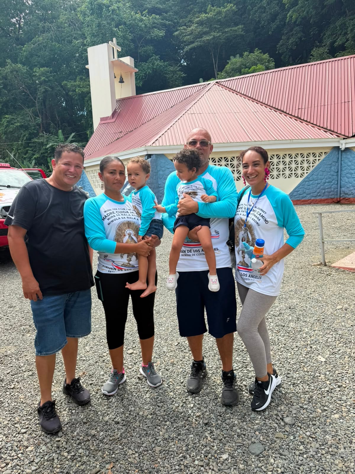 Tres generaciones peregrinan, más de 200 kilómetros, desde Talamanca hasta donde La Negrita