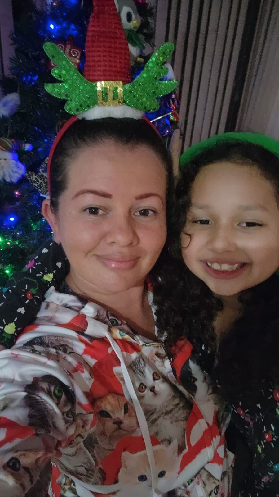 En Lagunilla de Heredia hay una casa que desde el pasado 16 de setiembre ya huele a navidad en todos sus rincones porque doña Laura Barrientos Brenes la adornó completamente. En la foto con su hija Luciana de 8 años.