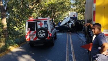 Choque de camiones cobra la vida de dos personas