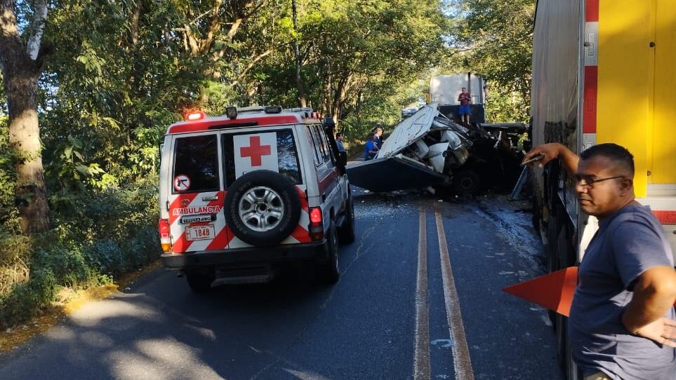 Un violento choque entre cuatro camiones dejó como saldo el fallecimiento de dos personas. Foto: Cortesía para LT