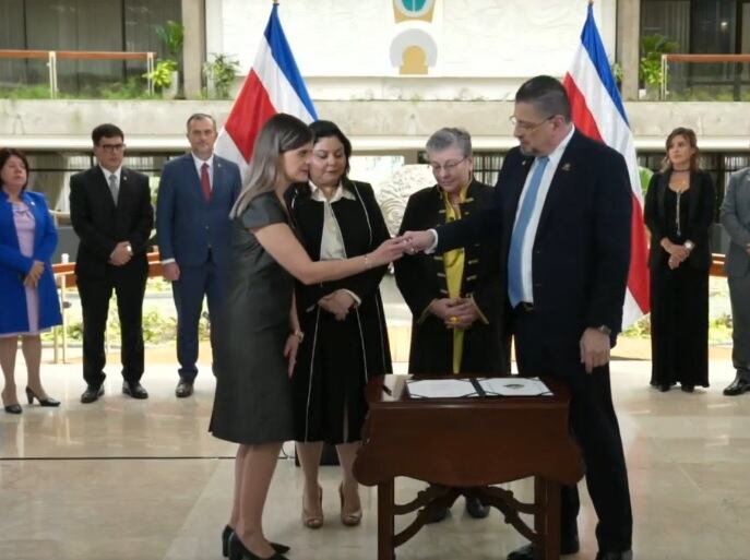 Otra firma fantasma, pero en esta ocasión no fue la de Rodrigo Chaves, sino que le pegó una tremenda embarcada a la ministra de la Presidencia, Laura Fernández, durante la conferencia de prensa acostumbrada de los miércoles. Fue el pasado miércoles 10 de julio