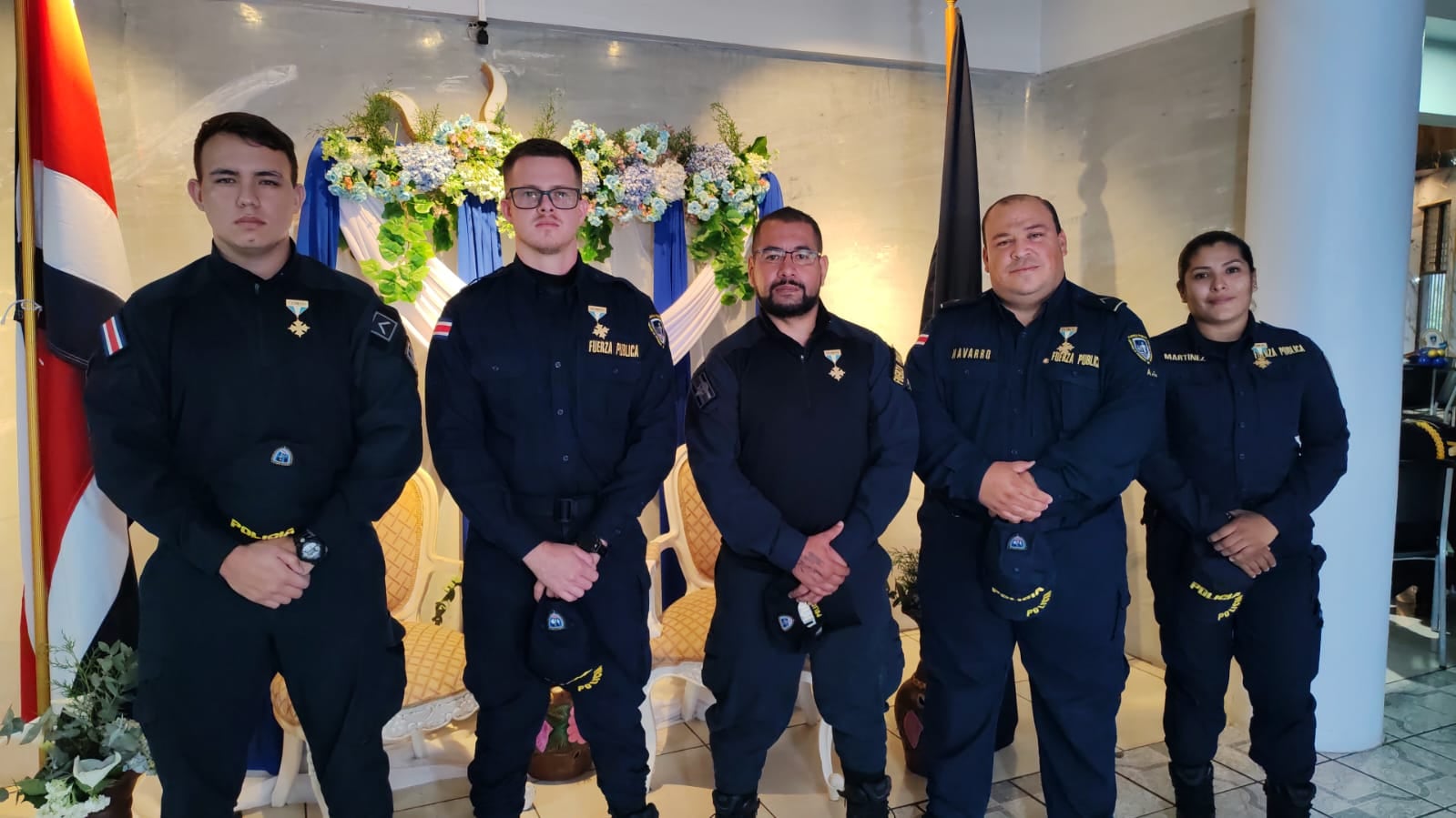 El Policía Francisco Quirós Campos Cruz y sus compañeros Alexander Navarro Mora, Maritza Martínez Pérez, Luis Madrigal Morales y Hugo Salas Agüero recibieron la medalla Cruz de Oro al Valor Honor por rescatar a recién nacido en basurero en Hatillo. Foto: MSP