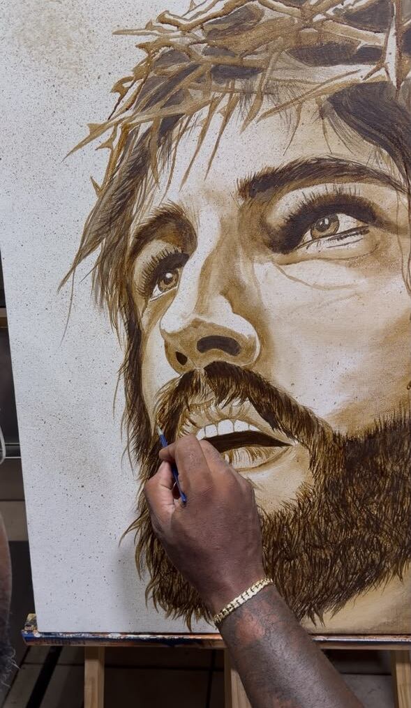 Jonathan García dibuja desde los 7 años y hace apenas un mes dejó su trabajo fijo para vivir de los retratos que pinta con tinta hecha a base de café