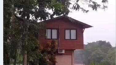 Video muestra cómo un río se llevó una casa en San Carlos