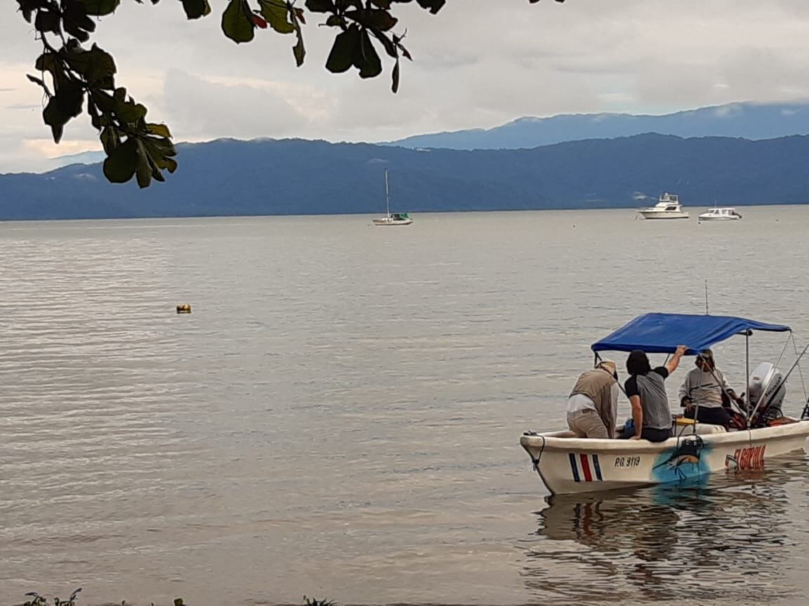 Rescatan a tres náufragos en el Golfo Dulce. Foto cortesía Rolando Guevara.