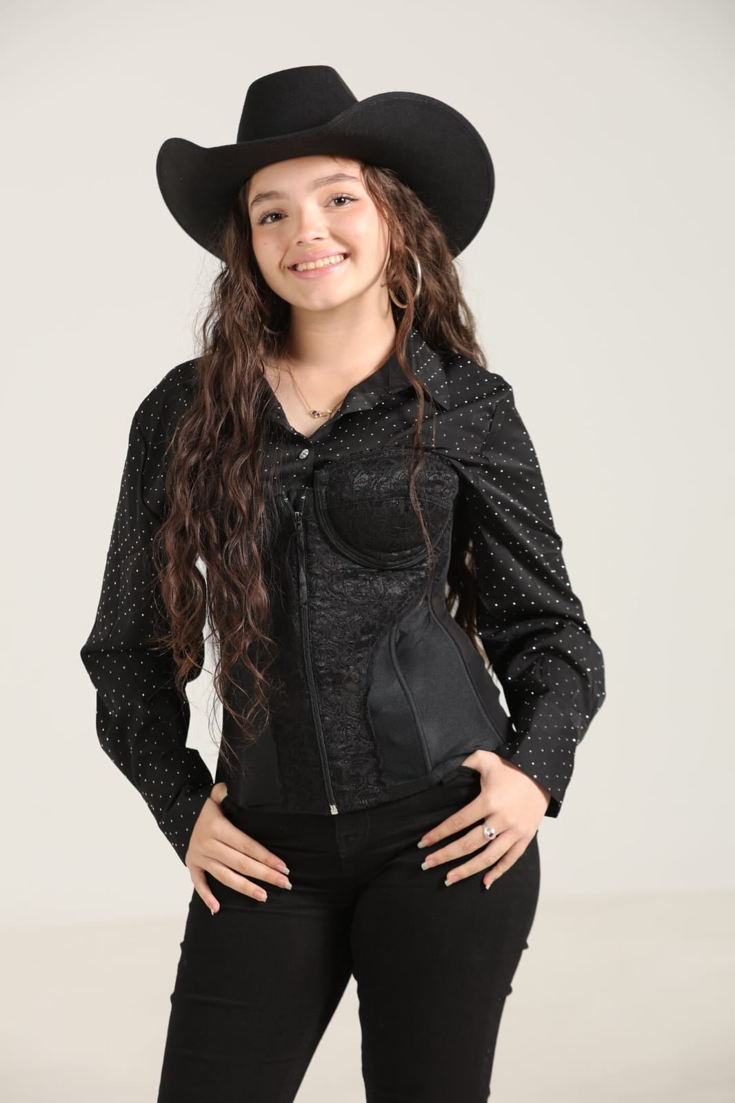 Sara Barboza Gómez, de 15 años en el 2026, la ganadora de Nace una Estrella 2021, estudiante del Colegio Superior de Señoritas, vive su primer traspaso presidencial, el de doña Laura Fernández el 8 de mayo del 2026 y asegura que la política también le apasiona.