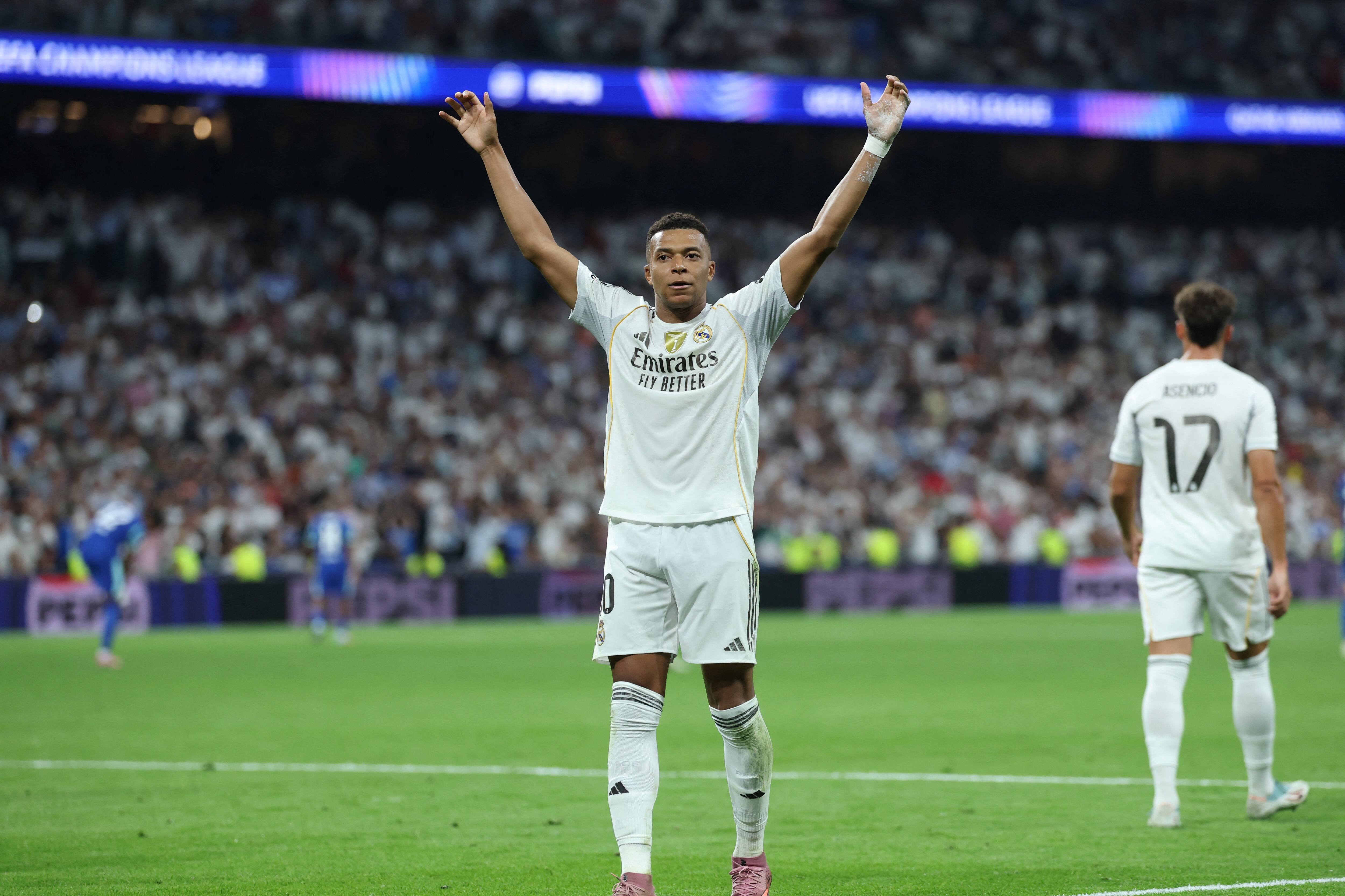 El delantero francés del Real Madrid Kylian Mbappé celebra luego de anotar uno de sus dos goles ante el Marsella en la Champions League.