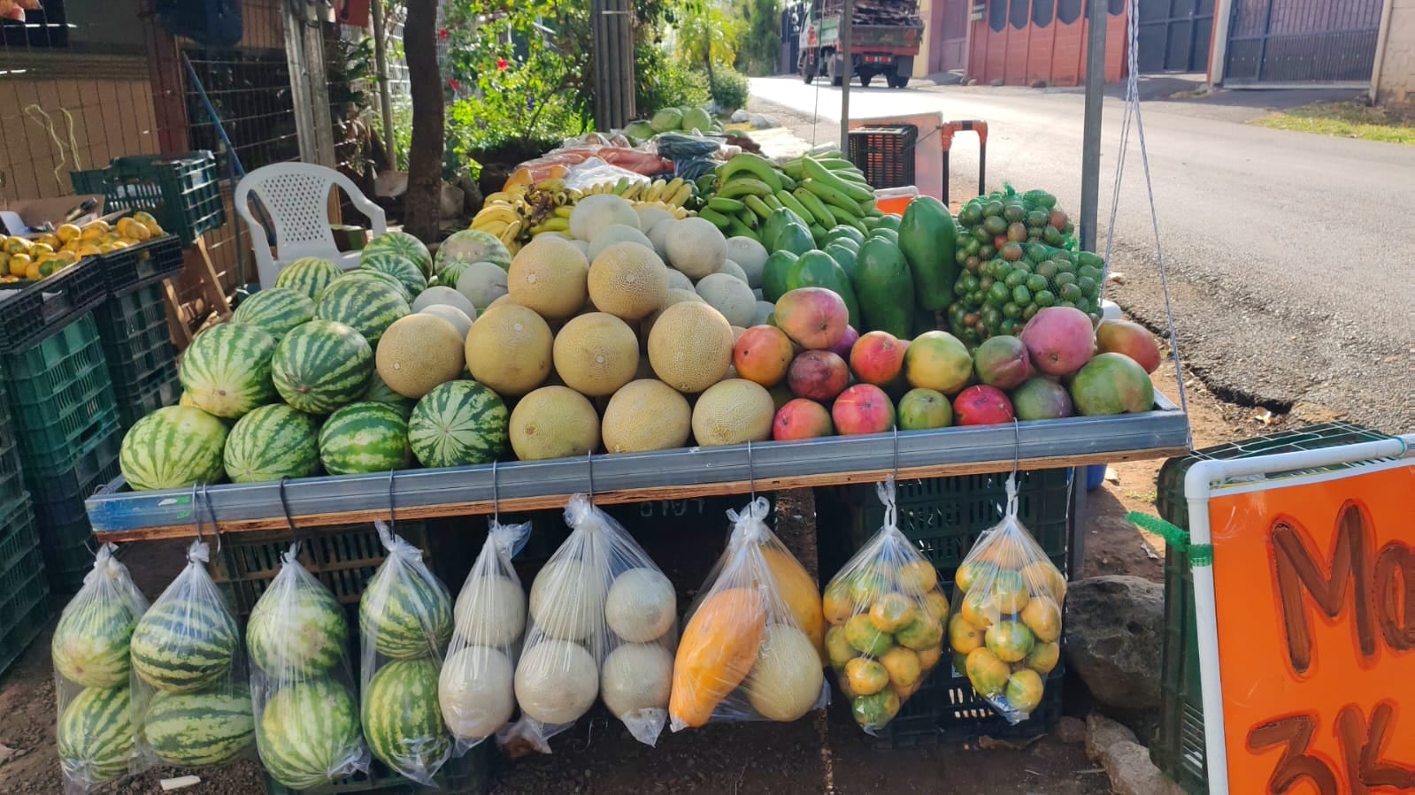 Don Roger Rojas vendió periódicos en las esquinas, le hizo a la construcción y hoy recorre diferentes zonas del país llevando verduras con el perifoneo más popular del mercado: "¡Llegó, llegó, llegó Renato... el que compra caro y vende barato!”