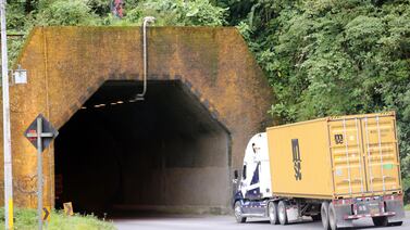 Mujer cayó en un guindo de 150 metros en Ruta 32 y esto es lo que se sabe de su condición