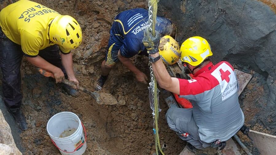 Los Bomberos y la Cruz Roja de Golfito, zona sur del país unen esfuerzos para rescatar a un trabajador que cayó a una zanja de aproximadamente 4 metros.