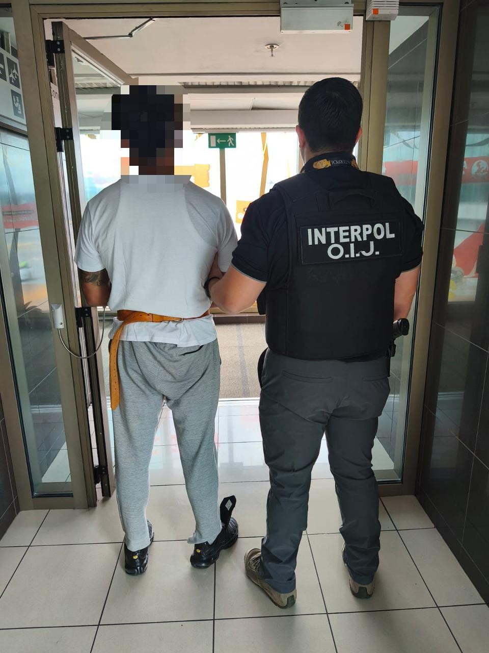 Un canadiense, de apellido Conneh, de 38 años, fue extraditado a los Estados Unidos desde Costa Rica. Foto: OIJ