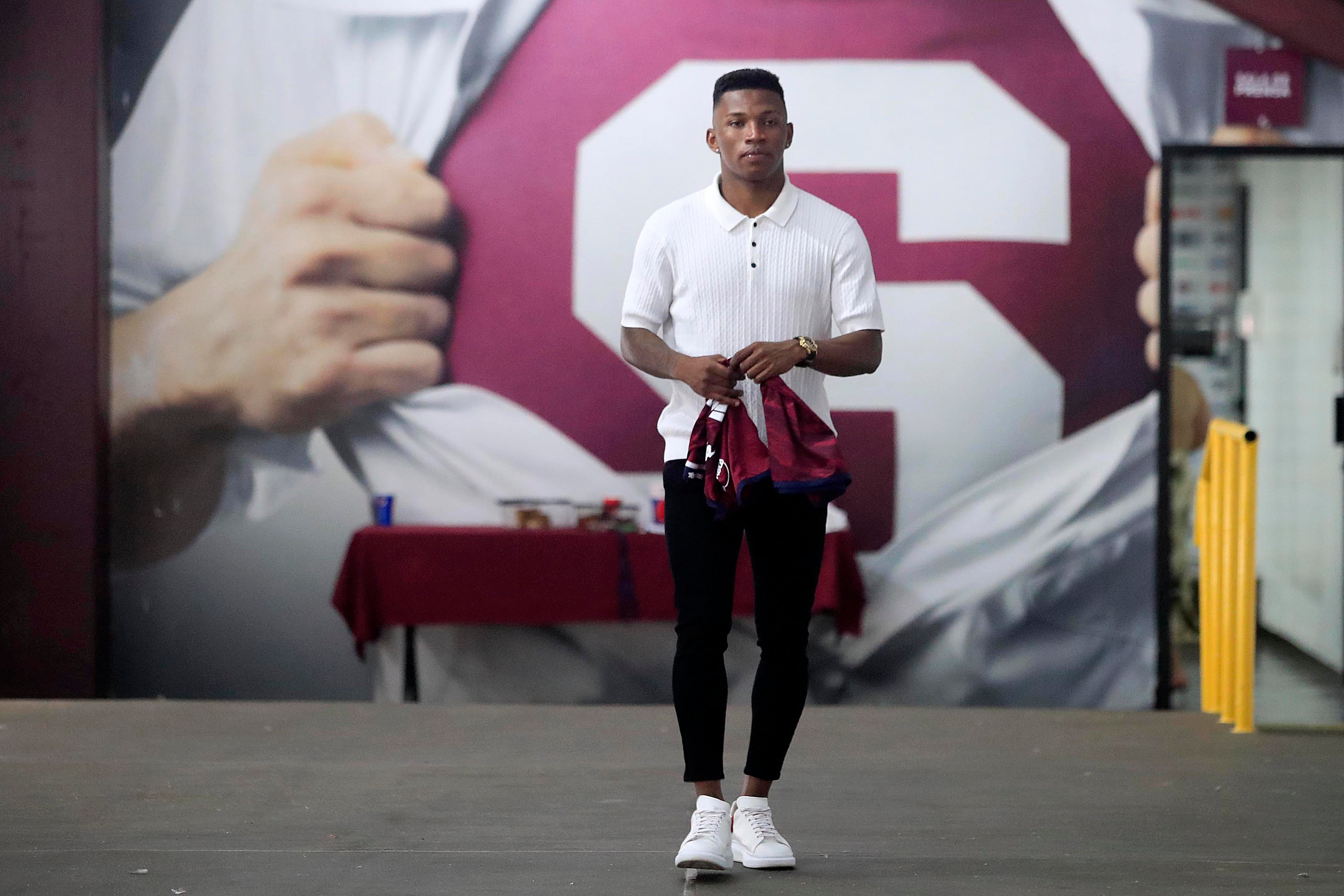 03/02/2024      Estadio Ricardo Saprissa. Este miércoles fue presentado el nuevo delantero del Deportivo Saprissa, Luis Diaz. El nicoyano llegó acompañado de su familia. Aquí posa junto a su abuelo Mario Diaz, orgulloso porque su nieto jugará con el número del "caballero del fútbol". Foto: Rafael Pacheco Granados