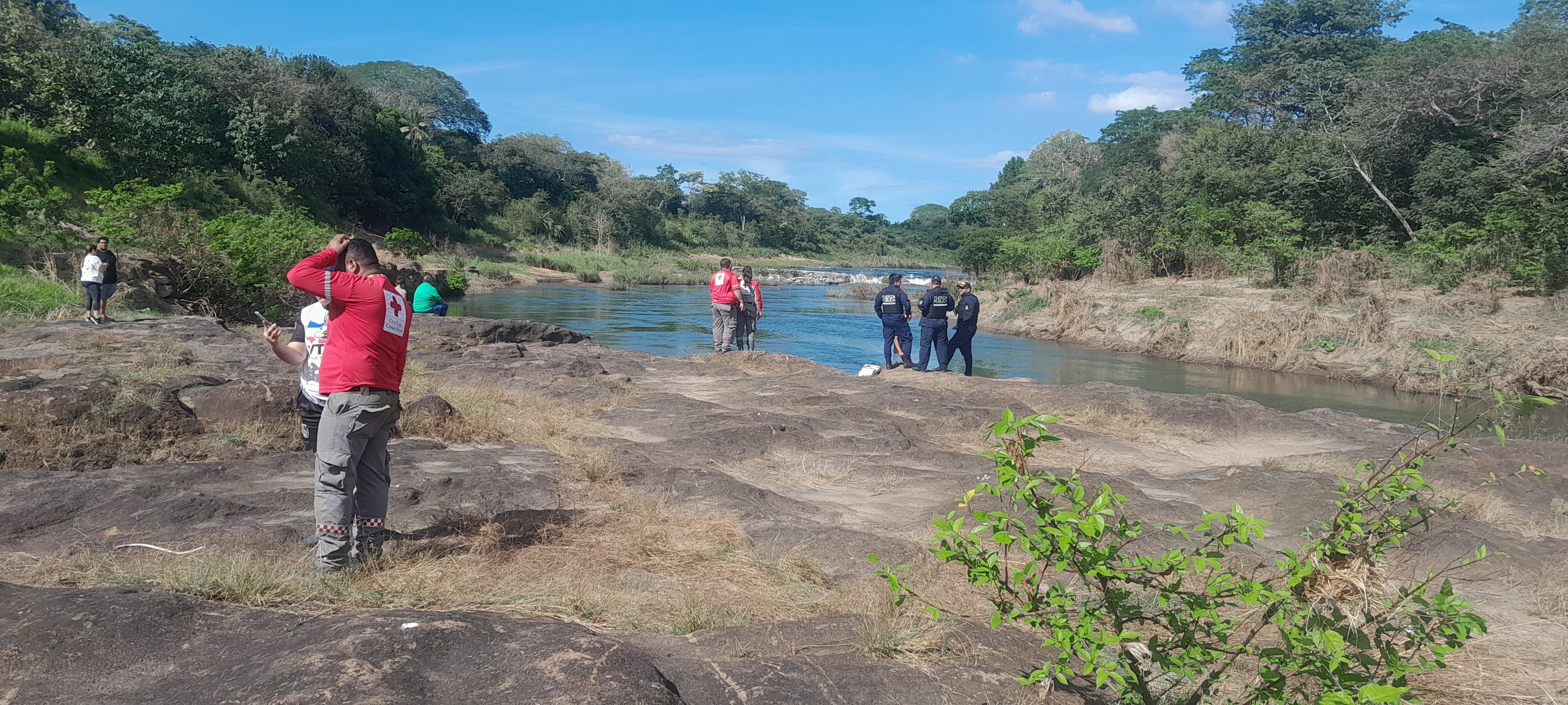 Un hombre no logró salir del río y murió ahogado. Foto Cruz Roja.