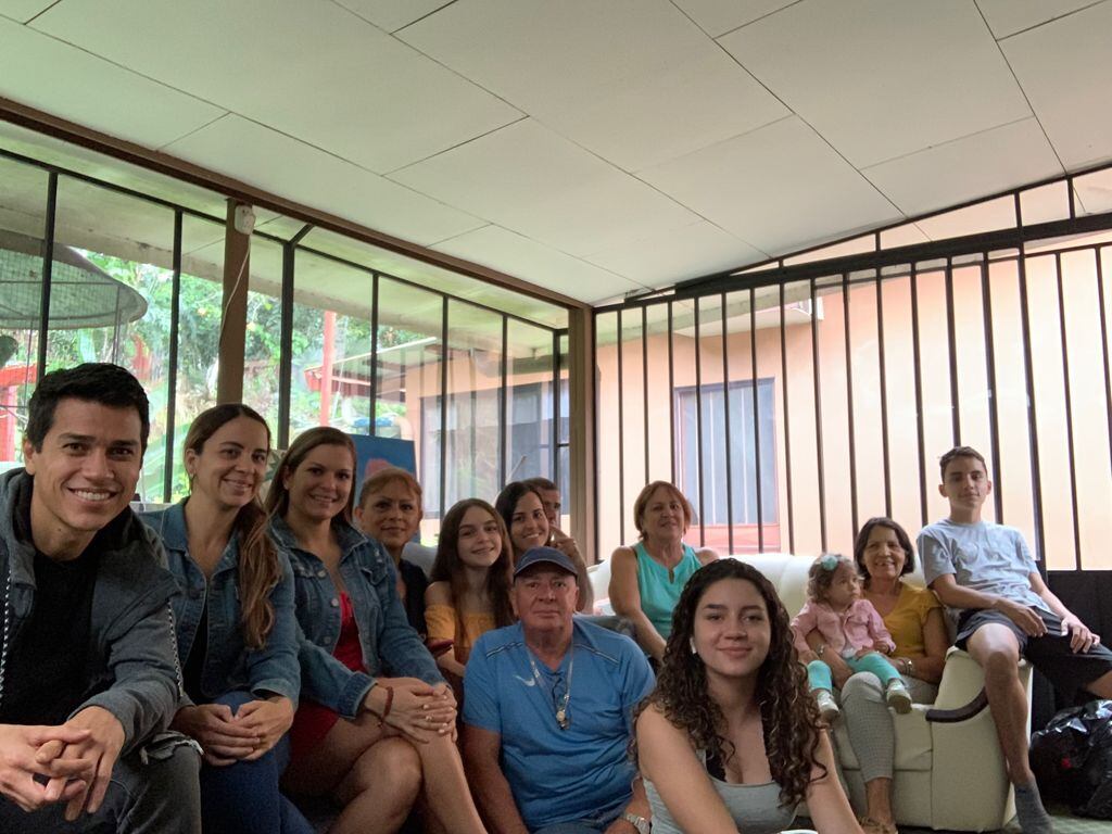 La familia de los hermanos y directores técnicos, José y Édgar Rodríguez, se reunieron, en San Pedro de Poas, para ver el partido de primera división del fútbol femenino que los enfrentó. Doña Leticia Carranza Vargas y don Édgar Rodríguez Vargas, los papás, van con los dos, no tienen colores.