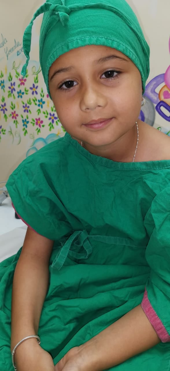 Mahischa Hernández pasó de vivir entre hospitales y cirugías a convertirse en una de las jóvenes promesas de los barriles en Costa Rica junto a su yegua Mariposa