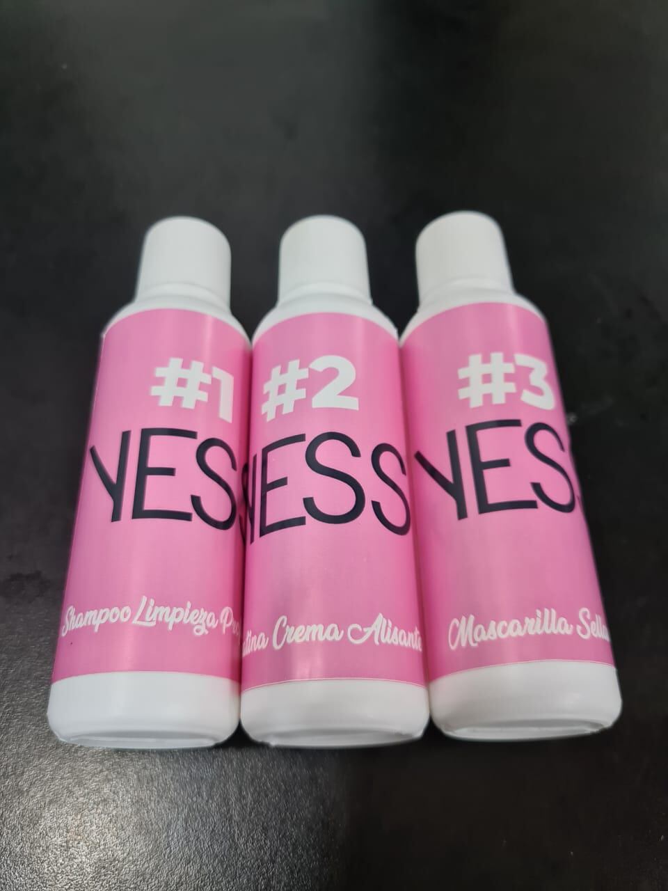 La empresa Yess Medios, de la empresaria y experta en belleza, con 25 años de experiencia, Yesenia Bermúdez, está buscando vendedores hombres y mujeres mayores de 18 años que tengan habilidades en ventas de un nuevo producto en el mercado que es cosmético capilar.