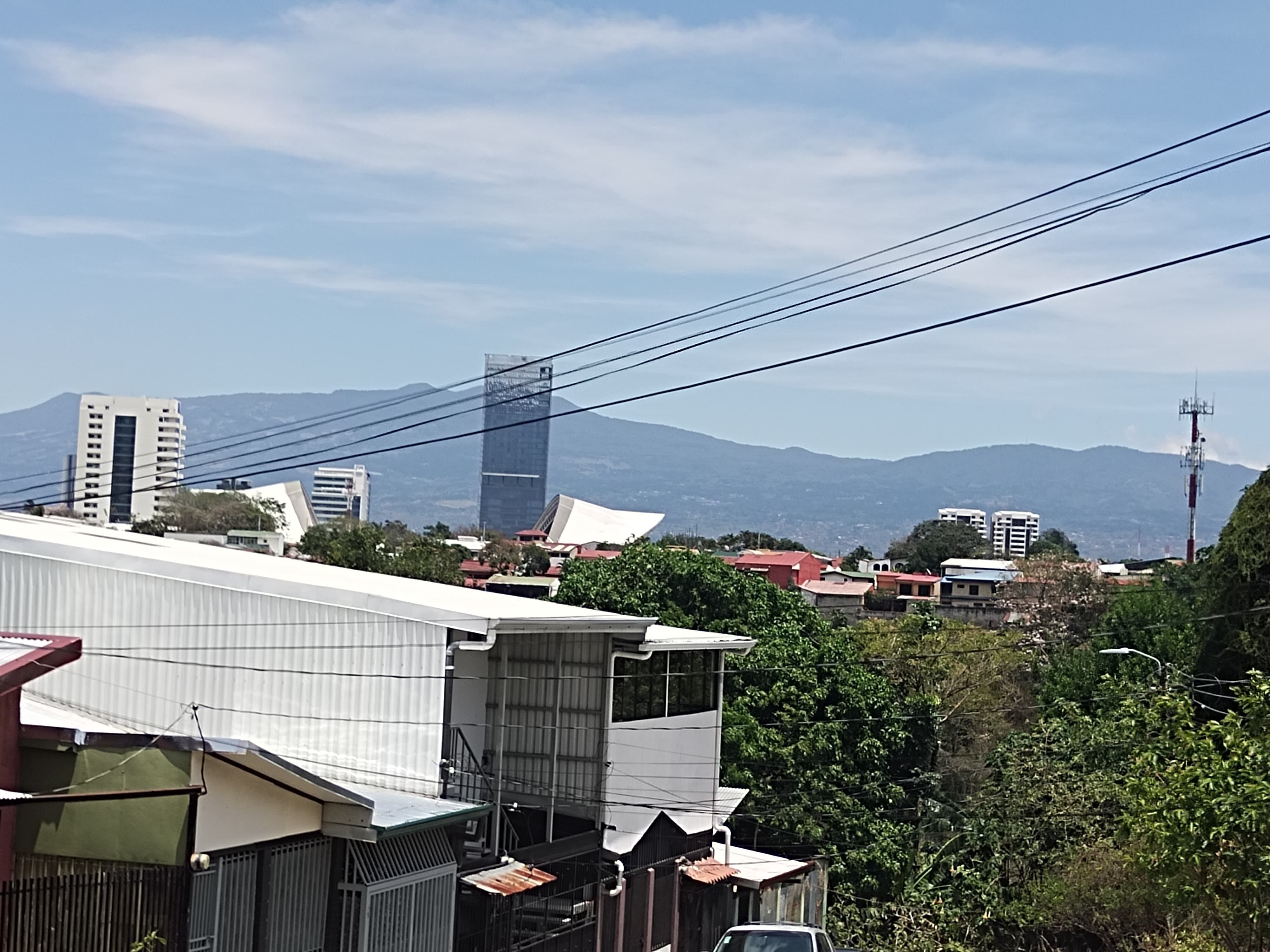 Los vecinos de Hatillo 8, el 19 de marzo del 2024, aseguran que tienen más de 5 días sin una gota de agua y que eso los obliga a ni siquiera comer tres veces al día.