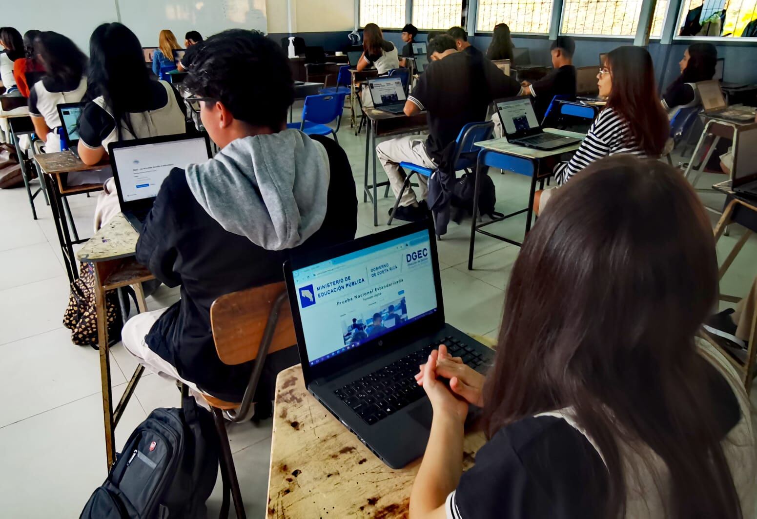 A partir de este lunes 03 y hasta el 14 de junio, 71.983 estudiantes de último año de secundaria, tanto de colegios públicos como privados, técnicos, académicos diurnos y nocturnos, realizarán la Prueba Nacional Estandarizada de Lenguas Extranjeras. La Ministra de Educación, Anna Katharina Müller Castro y el Director de Gestión y Evaluación de la Calidad, Álvaro Artavia, acompañaron el inicio de la Prueba Nacional Estandarizada de Lenguas Extranjeras en el Liceo de Higuito, en Desamparados, donde aplicaron 80 estudiantes de undécimo año.