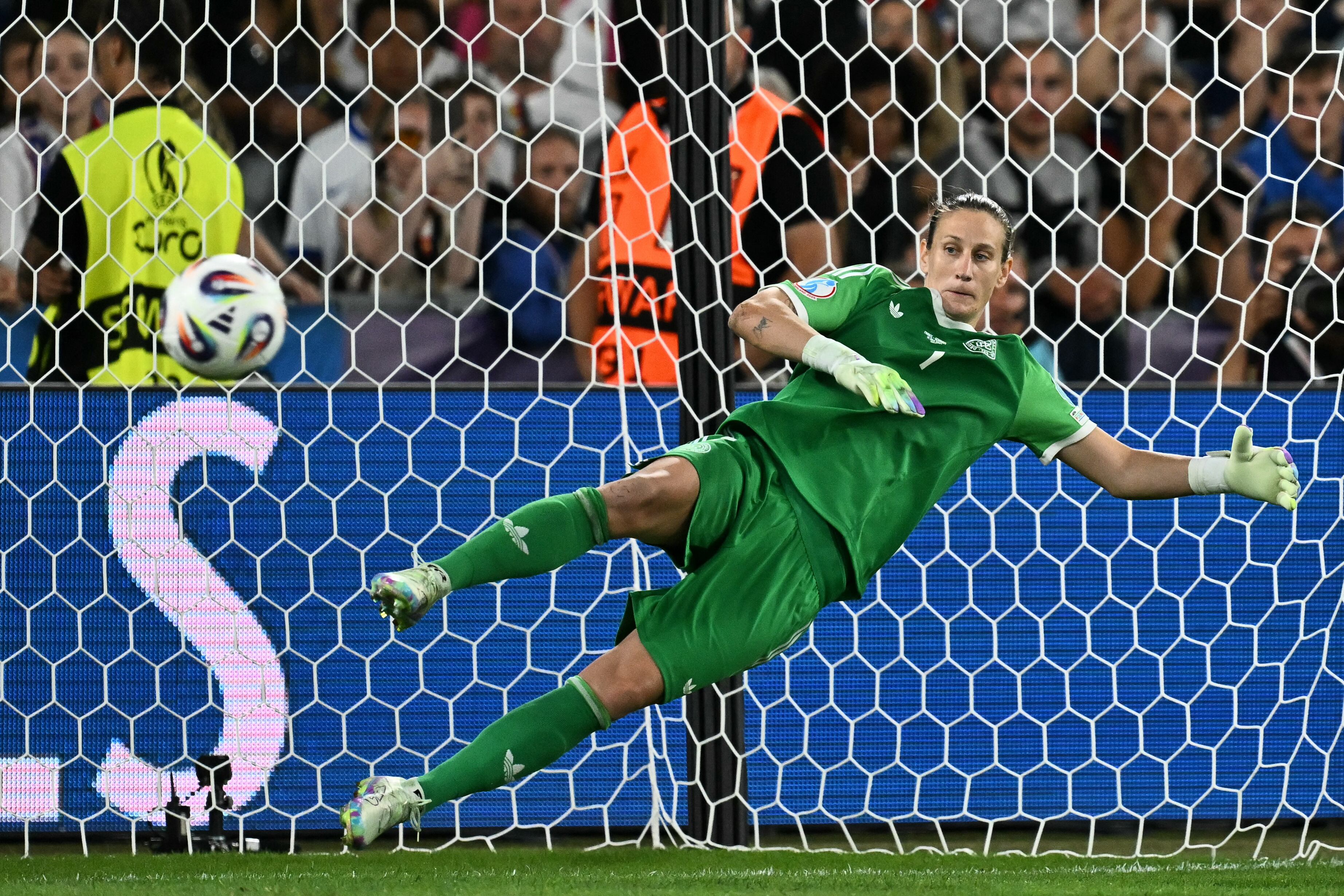 La portera de la Selección de Alemania Ann-Katrin Berger se robó el show el sábado, durante las semifinales de la Eurocopa femenina. Instagram Ann-Katrin Berger.