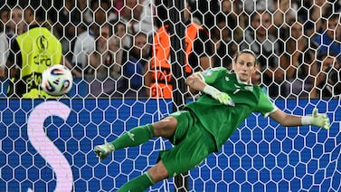 Portera de Alemania la rompe en la Euro femenina y conmueve con su batalla contra el cáncer