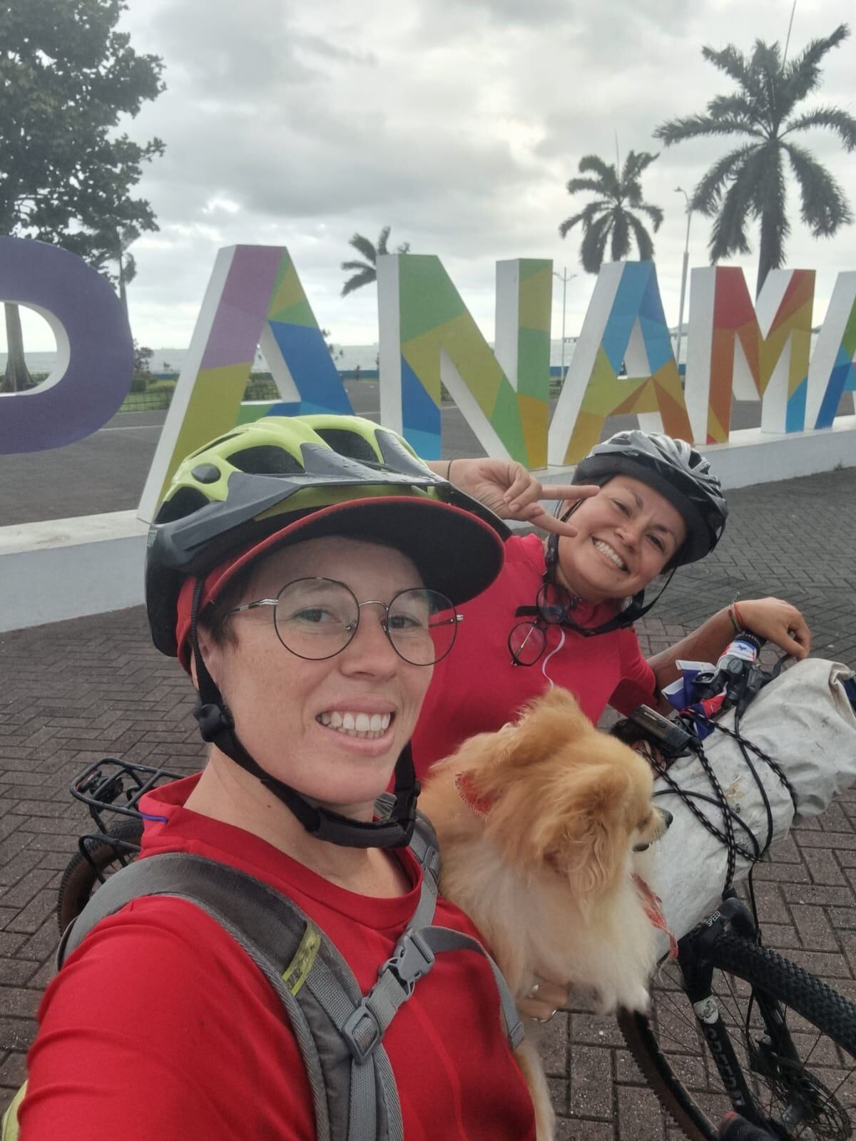 Melissa Cambronero y Carolina Rosales, de 33 y 34 años respectivamente, son dos guapileñas que, junto a su perrita Chiky, viajan en bicicleta de Guápiles a la Patagonia, salieron en agosto del 2024