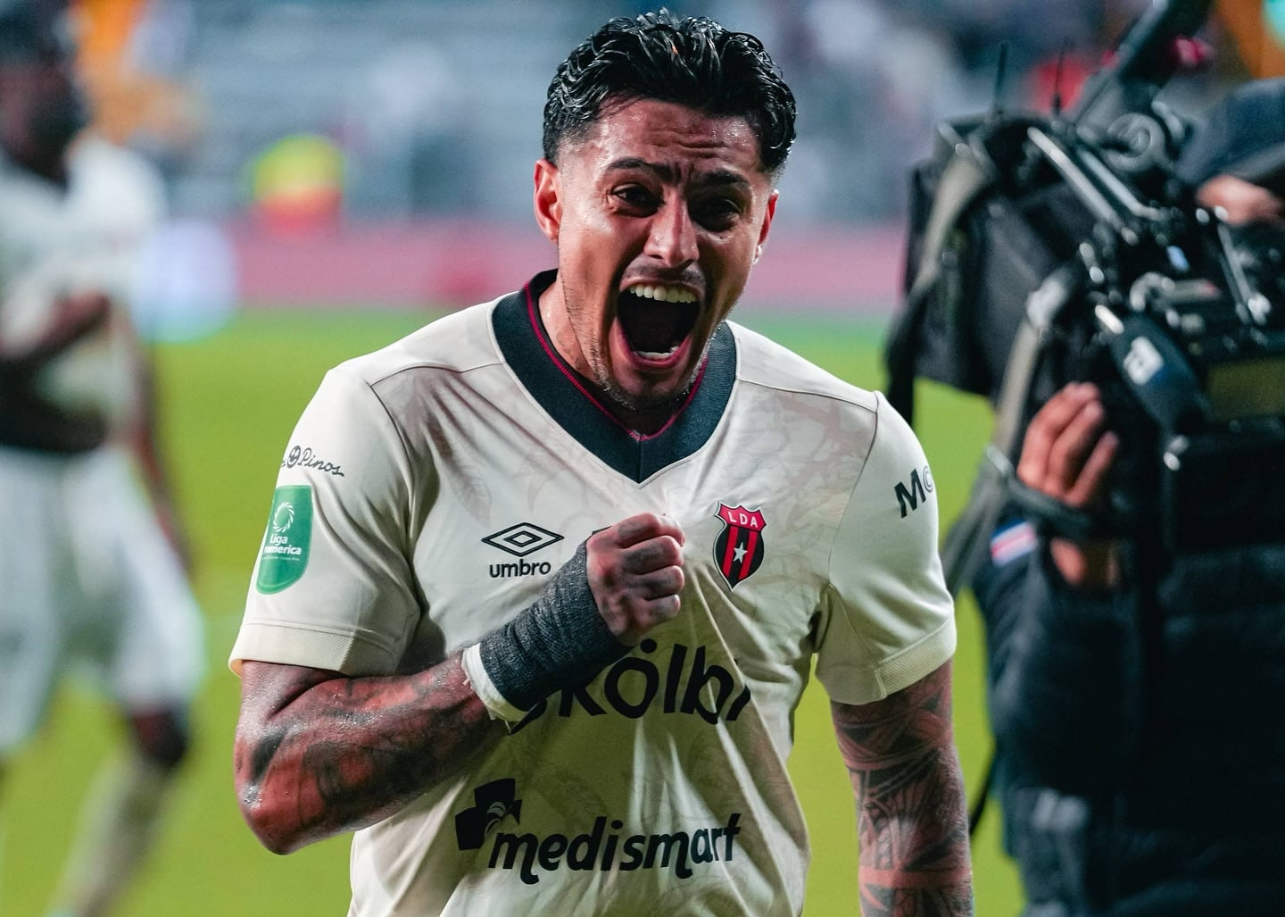 Rónald Matarrita jugó un buen partido en el clásico que Liga Deportiva Alajuelense le ganó a Saprissa en Tibás.