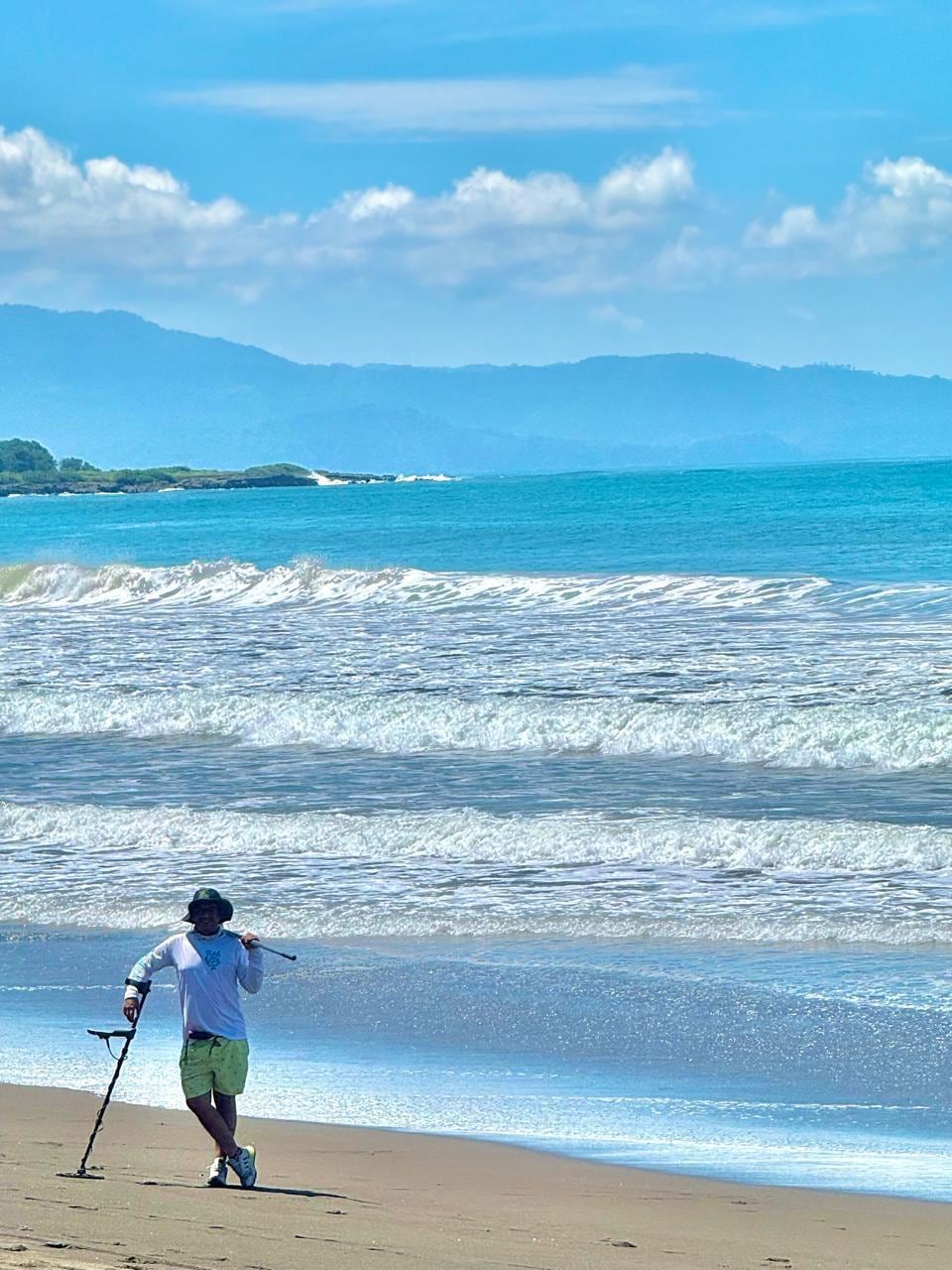 Buscar tesoros dejó de ser cosa de piratas y películas para David Molina Roldán, un vecino de San Juan de Dios de Desamparados que convirtió la curiosidad que heredó de su abuelita en una pasión que hoy lo lleva a recorrer el país entero