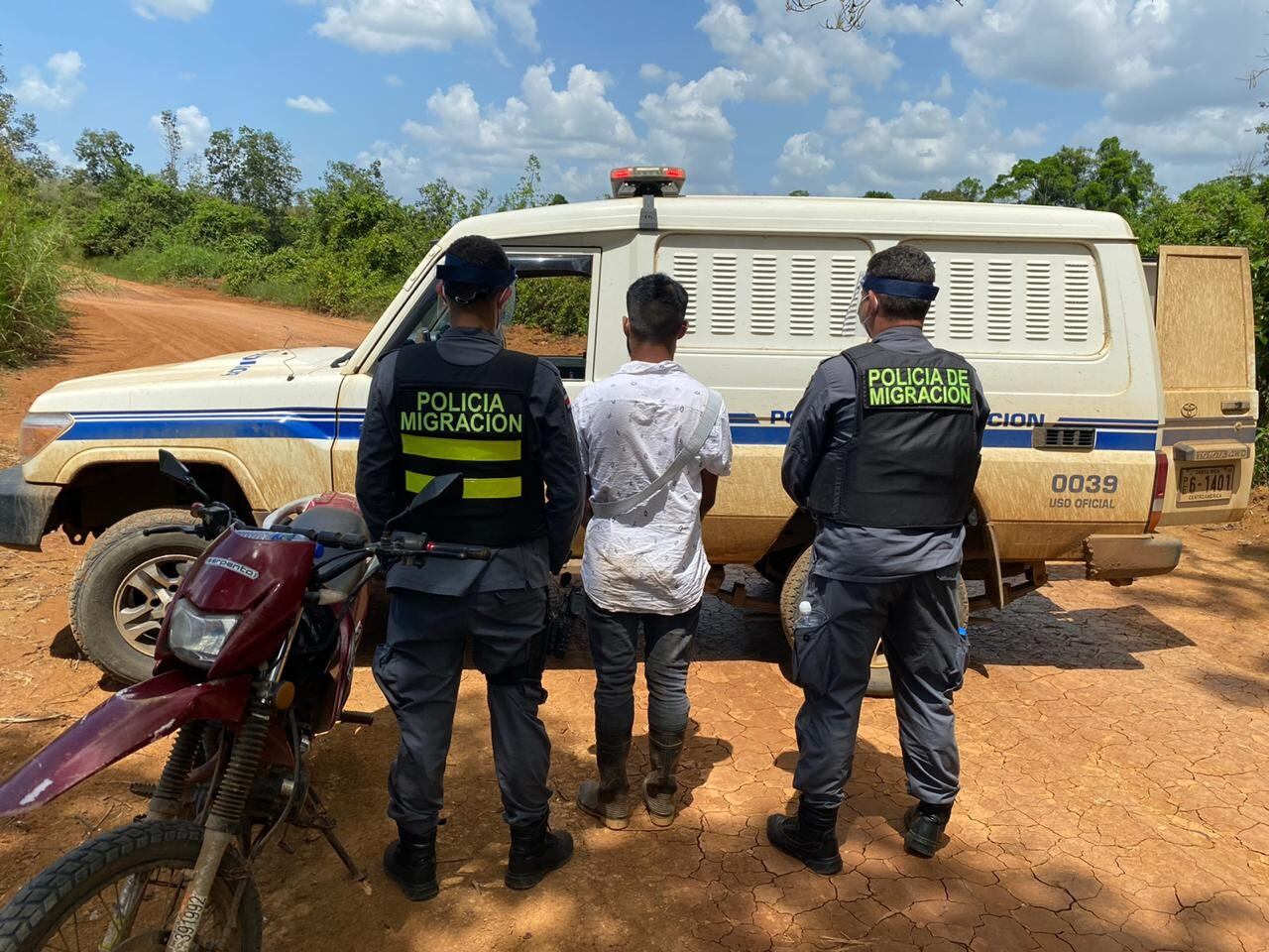Detienen a sujeto de apellido Bello que ingresó a un extranjero de forma ilegal a Costa Rica. Foto Migración.