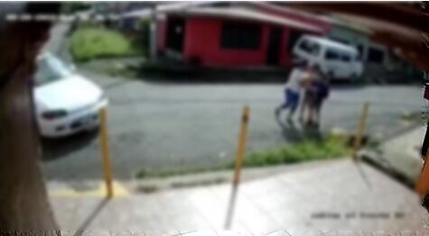 Miranda empujó a los dos menores para evitar que el carro se los llevara por delante.