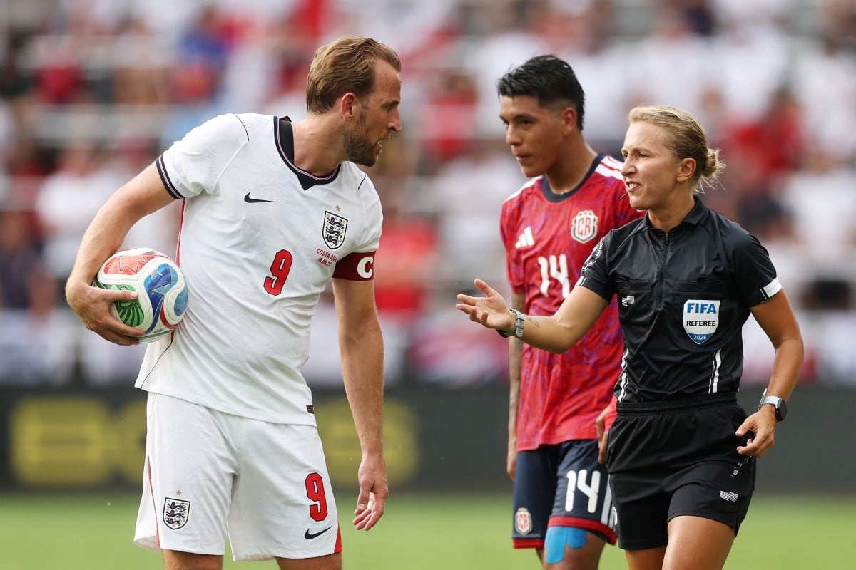 La árbitra del juego, Katja Koroleva, habla con Harry Kane de Inglaterra, mientras Orlando Galo de la Selección de Costa Rica está atrás.