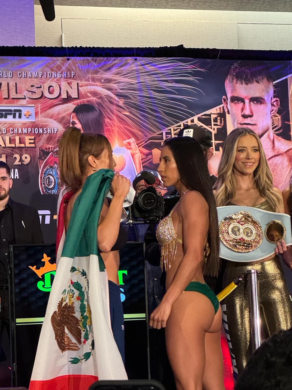 Pesaje previo pelea Yokasta Valle y Seniesa Estrada. Foto Sergio Alvarado.