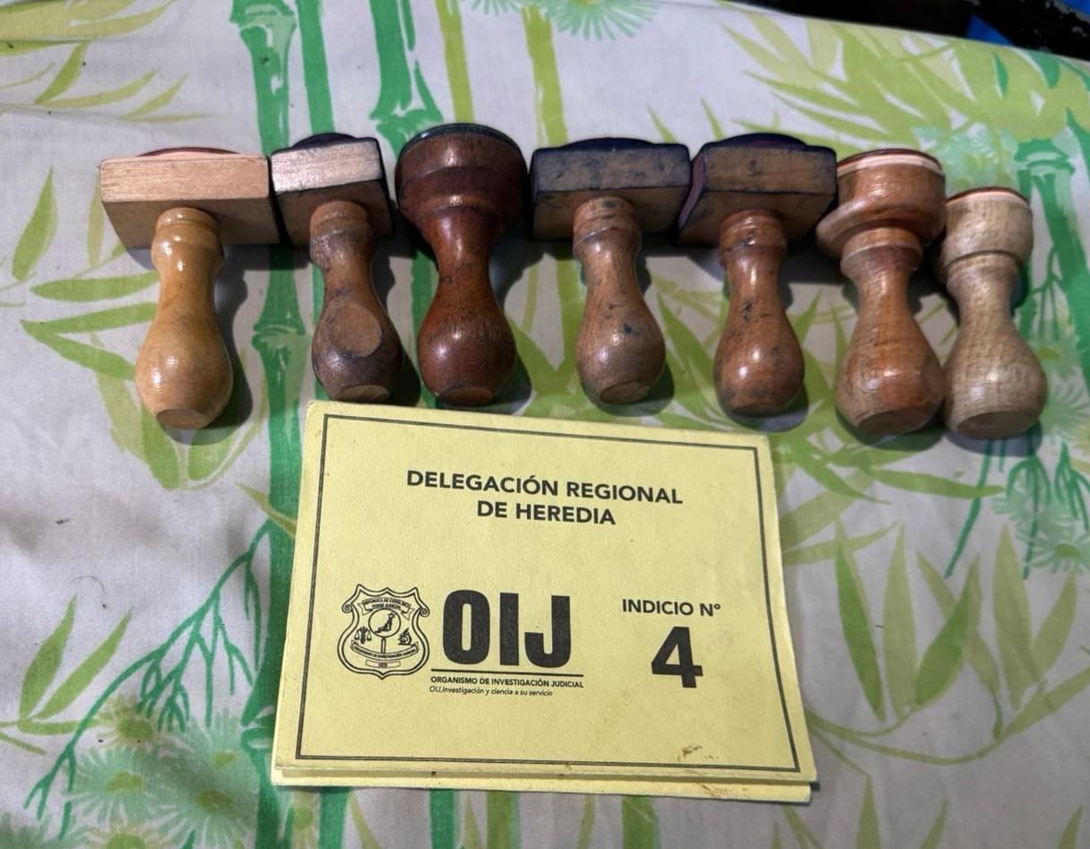 Al sospechoso le decomisaron los sellos que habría usado en varios documentos. Foto OIJ.