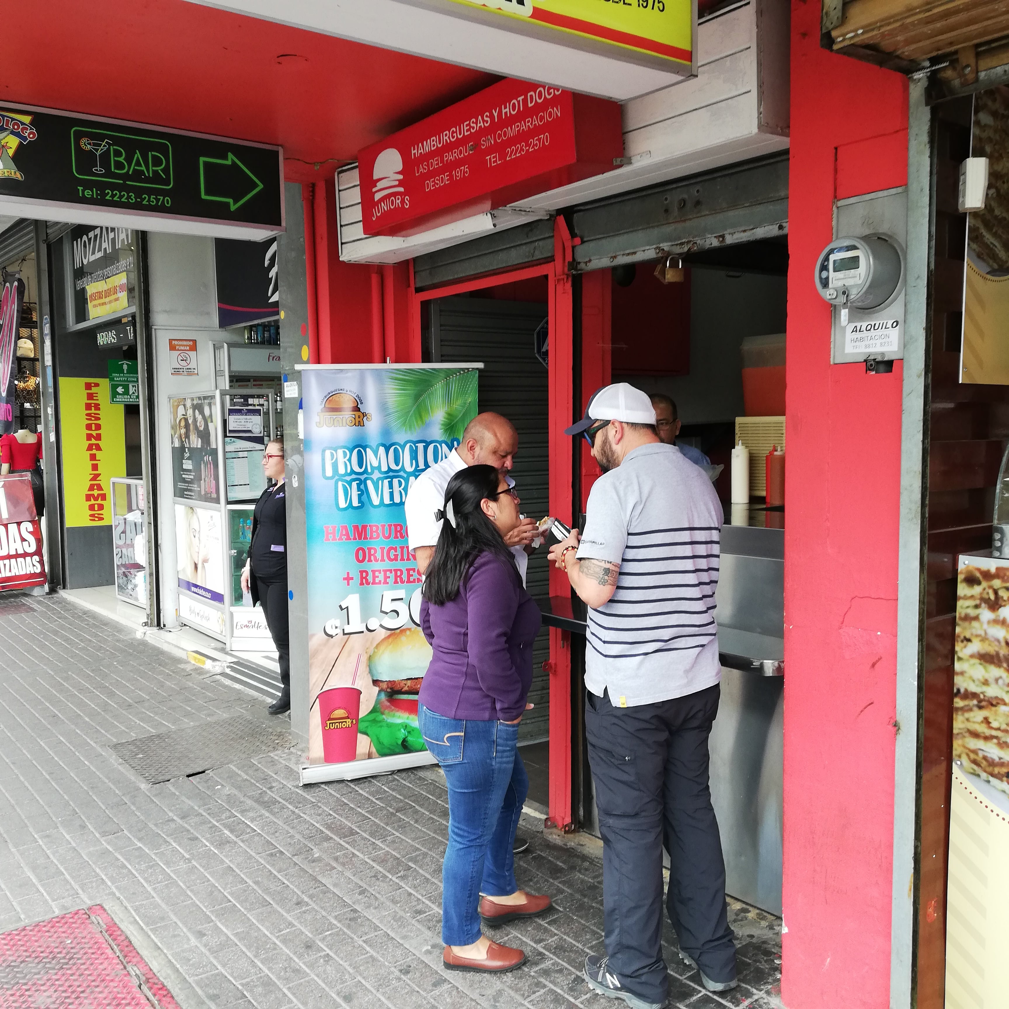 una ventanita llamada Junior’s que va a cumplir 45 años de existencia y desde ya lo celebra de la mejor forma, vendiendo su especialidad, hamburguesas