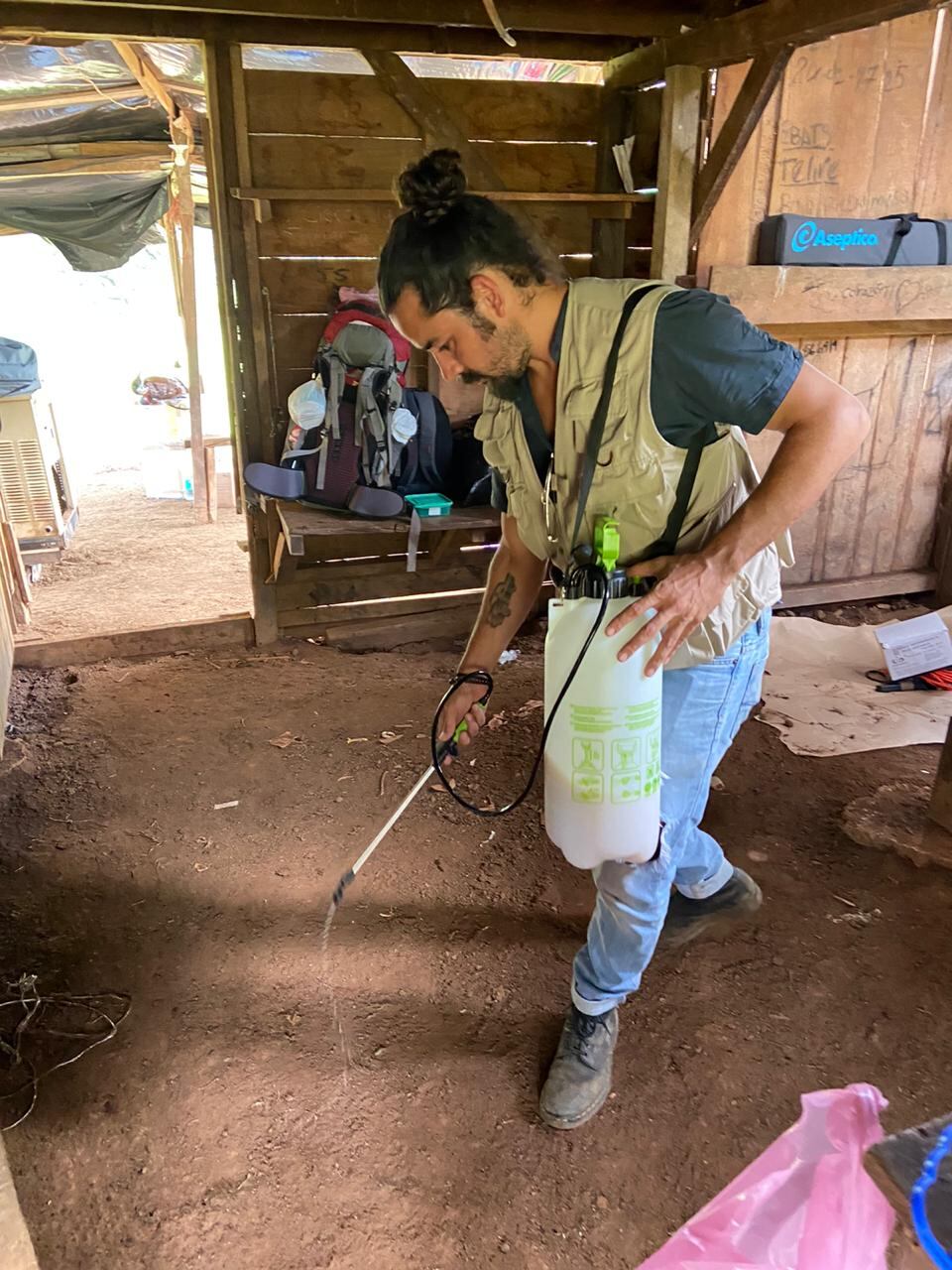 El doctor Alberto Barrantes Arias se quita la gabacha y fumiga en Alto Telire en Talamanca, en pueblo indígena