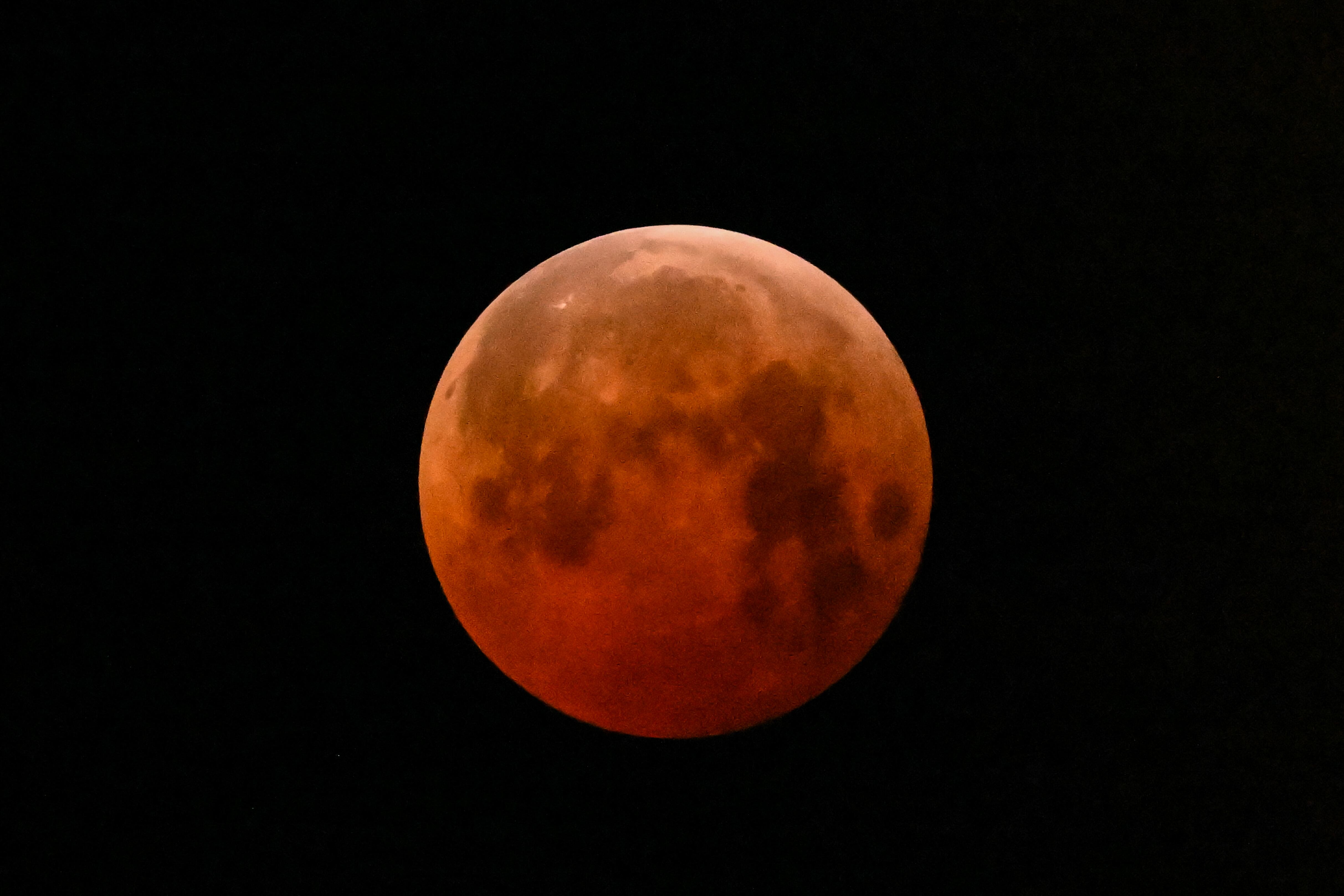 La Luna llena, también conocida como la "Luna de Sangre", se observa en Ciudad de México el 14 de marzo de 2025 durante un eclipse lunar.