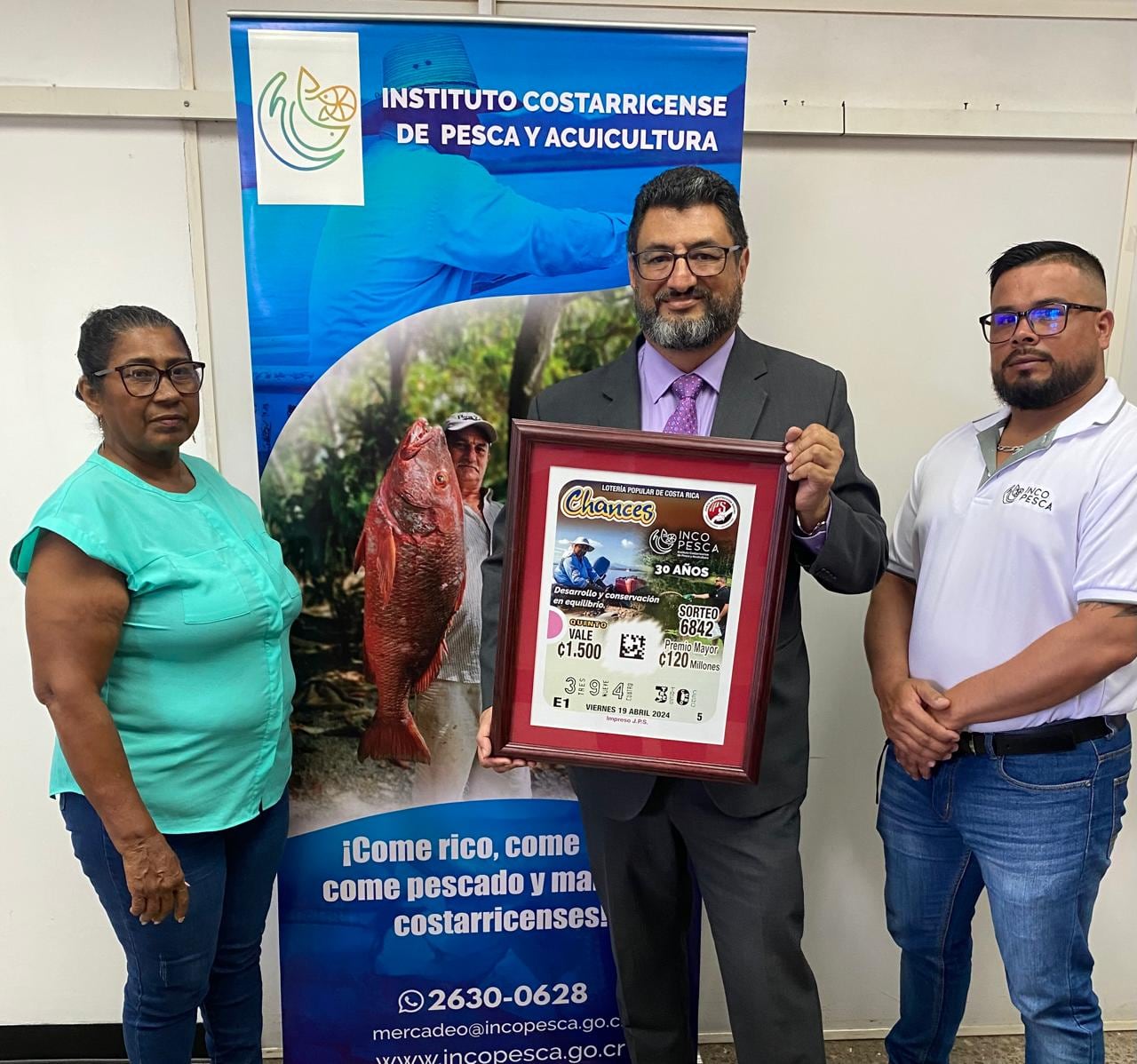El Instituto Costarricense de Pesca y Acuicultura
(INCOPESCA) se complace en anunciar que como parte de la celebración de
su 30 Aniversario, el billete de lotería Chances de la Junta de Protección
Social, correspondiente al sorteo del 19 de abril del 2024, estará dedicado a
conmemorar este importante hito. En la foto, doña María Fernández, el Ministro de Pesca y Acuicultura, Heiner Méndez y Henry Vega.