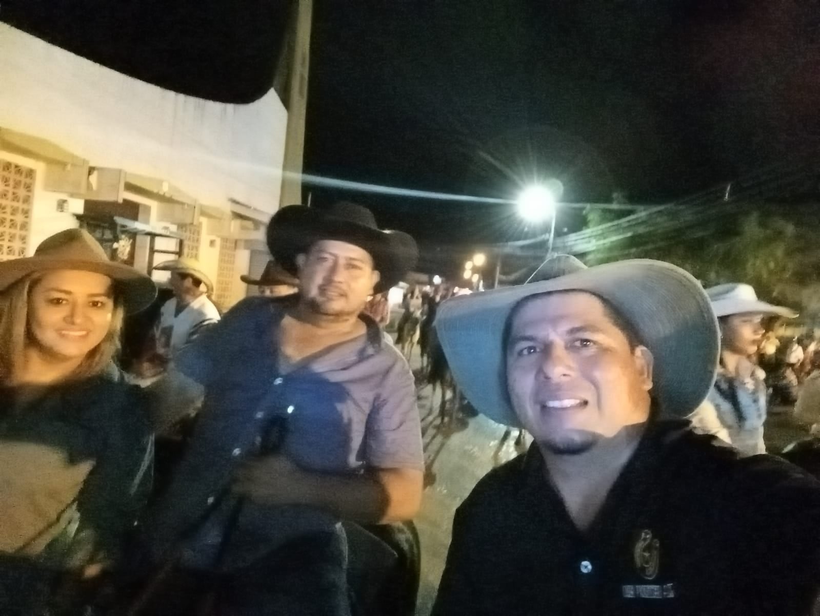 José (a la derecha) junto a sus amigos Carolina y Edwin en un tope nocturno. Foto cortesía.