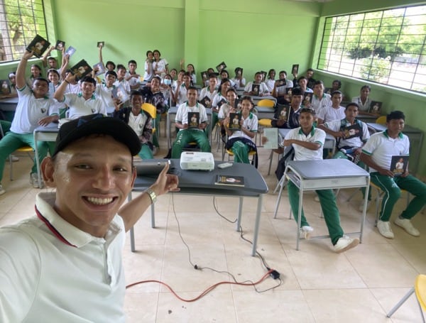 Joshue Castellanos fue seleccionado entre los 10 mejores profesores del mundo.