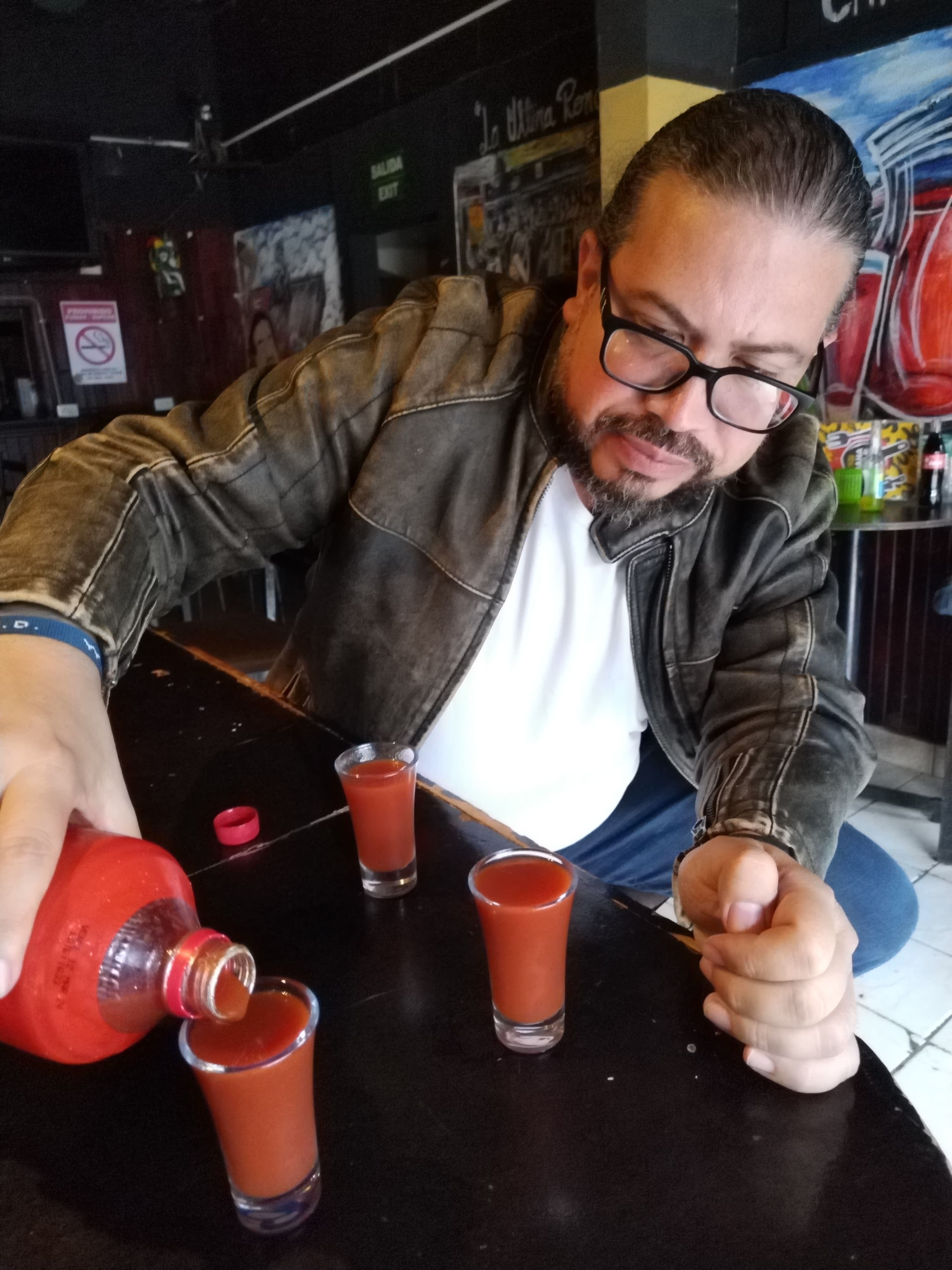 La revista se llama “Punch Drink” (www.punchdrink.com), es de Estados Unidos y el periodista que se vino para Tiquicia y escribió una gran nota sobre el chiliguaro  se llama Nicholas Gill.