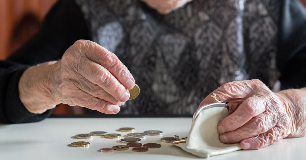 En la imagen las manos de una adulta mayor contando monedas