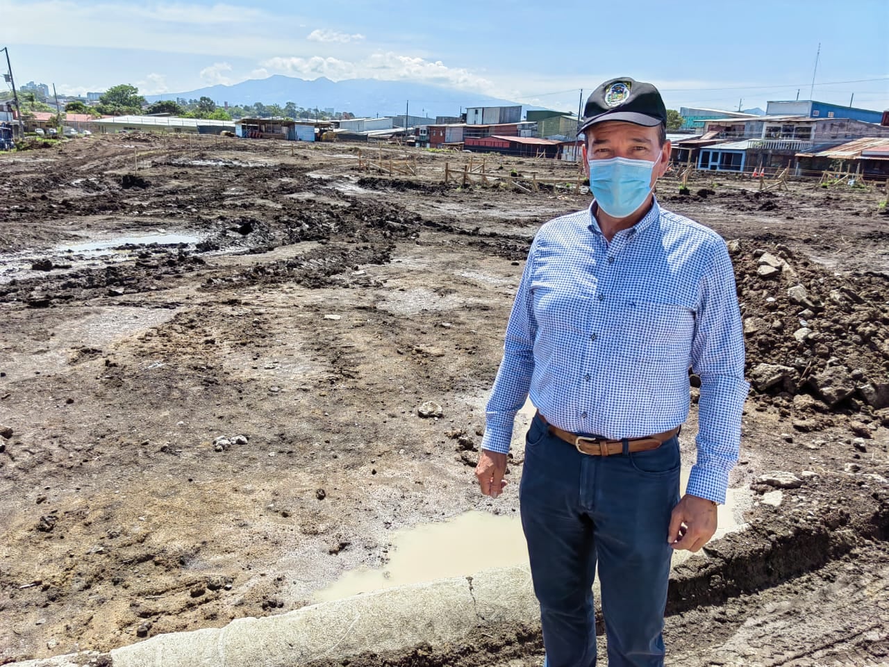 El pasado 25 de abril del 2022 la construcción de un pulmón verde, el nuevo Parque Corina Rodríguez 1986, en la urbanización Corina Rodríguez de San Felipe de Alajuelita. En la foto el acalde de alajuelita Modesto Alpízar