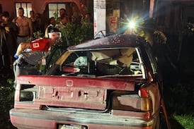 Impactante choque deja a conductor atrapado entre la carrocería, lo liberan y ahora está en estado crítico